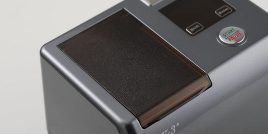 Tabakbehälter mit transparentem Deckel und Bedienfeld der Hawk-Matic HK-3