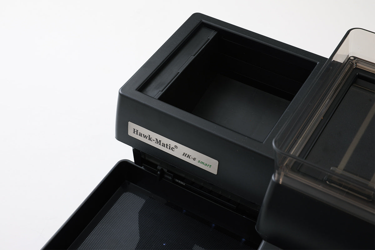 Detailansicht der Hawk-Matic HK-6: Hülsenmagazin mit Typenschild HK-6 smart