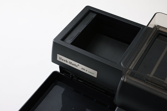 Detailansicht der Hawk-Matic HK-6: Hülsenmagazin mit Typenschild HK-6 smart