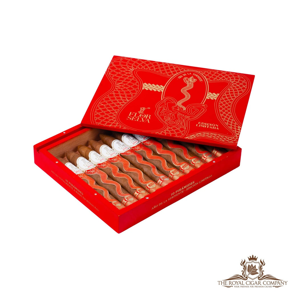 Flor de Selva Año de la Serpiente – geöffnete rote Originalkiste mit Zigarren