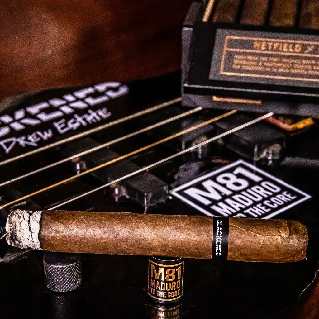Blackened M81 Robusto – Zigarren der M81 Linie auf dunklem Untergrund
